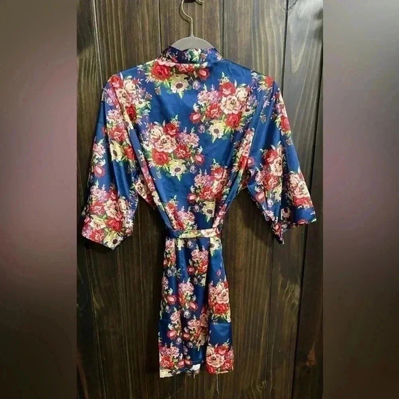 Floral Satin Robe. Brand: Pretty Robes. Size: S/M - Picture 7 of 12